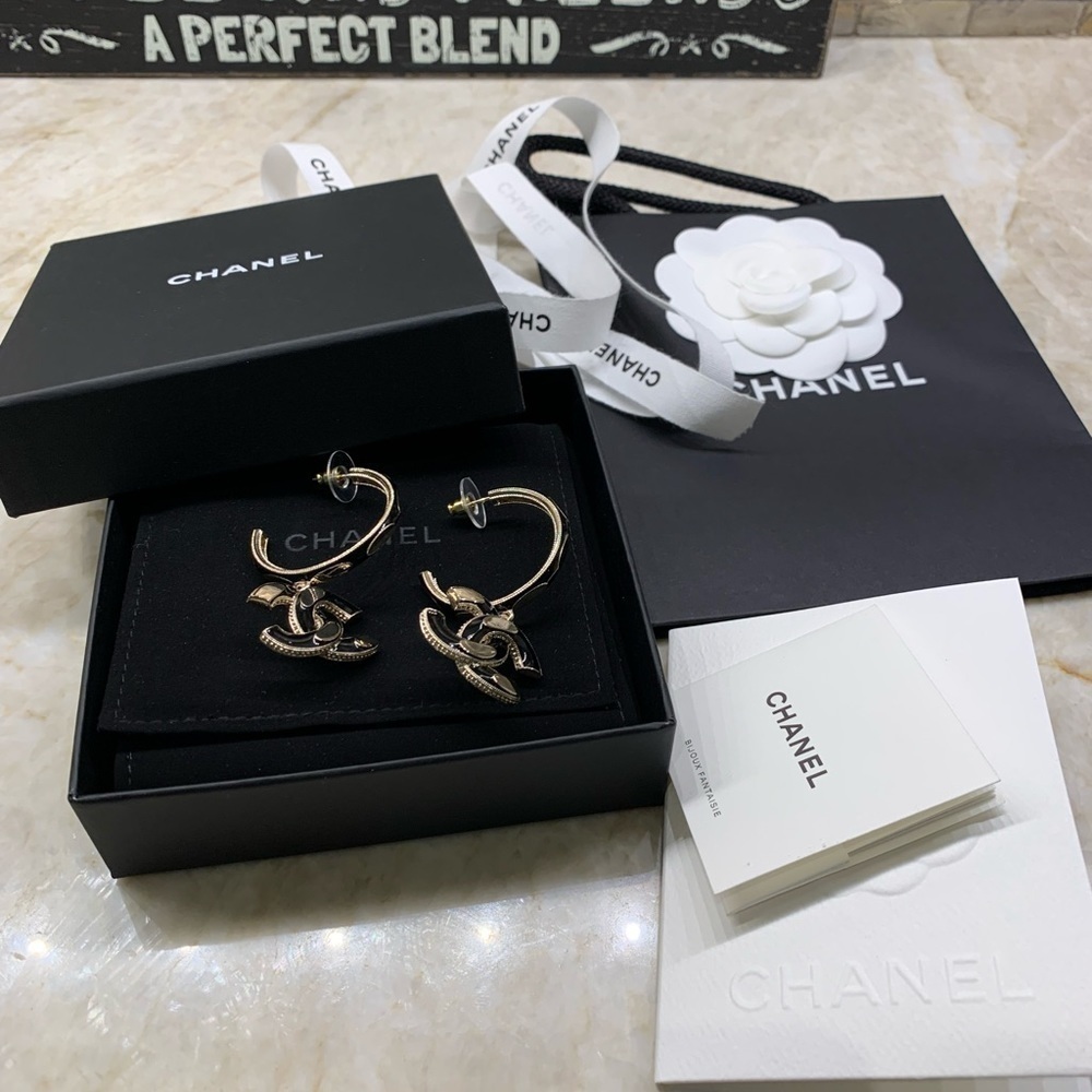 CHANEL Metal Gold & Black Earrings - Picture 5 of 14